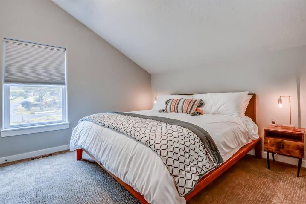 New Tri-Level Home With Ocean View And 3 En-Suite Bedrooms! Depoe Bay Exterior photo