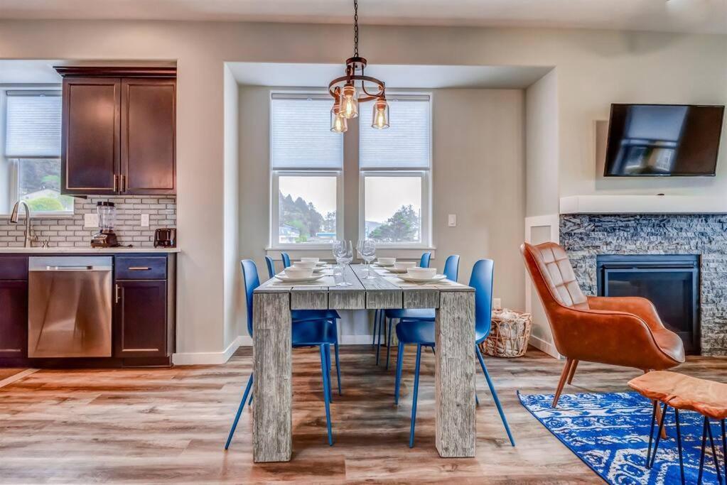 New Tri-Level Home With Ocean View And 3 En-Suite Bedrooms! Depoe Bay Exterior photo
